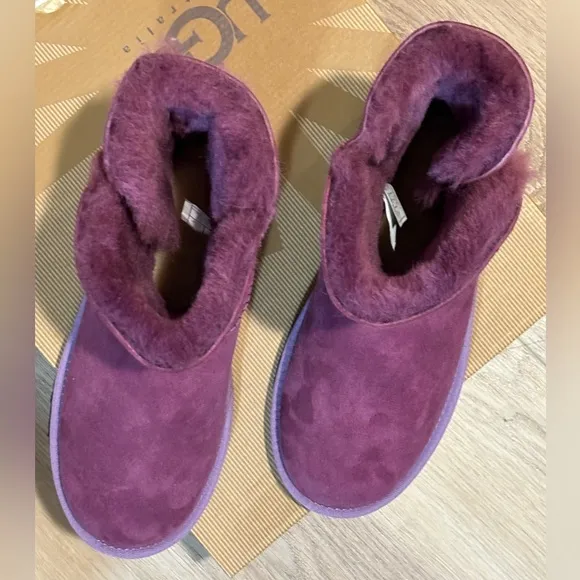 UGG Australia K Bailey Button 5991Y K/ /Astr (kid size 5)