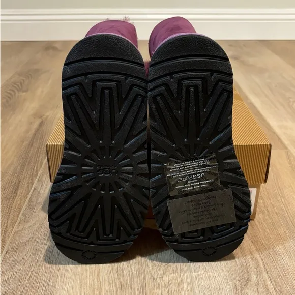 UGG Australia K Bailey Button 5991Y K/ /Astr (kid size 5)