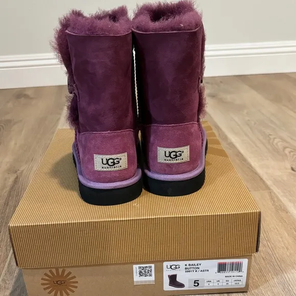 UGG Australia K Bailey Button 5991Y K/ /Astr (kid size 5)