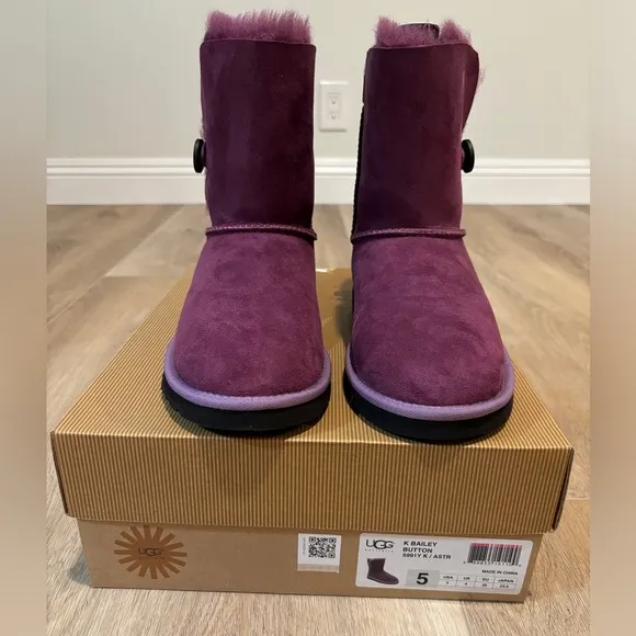 UGG Australia K Bailey Button 5991Y K/ /Astr (kid size 5)